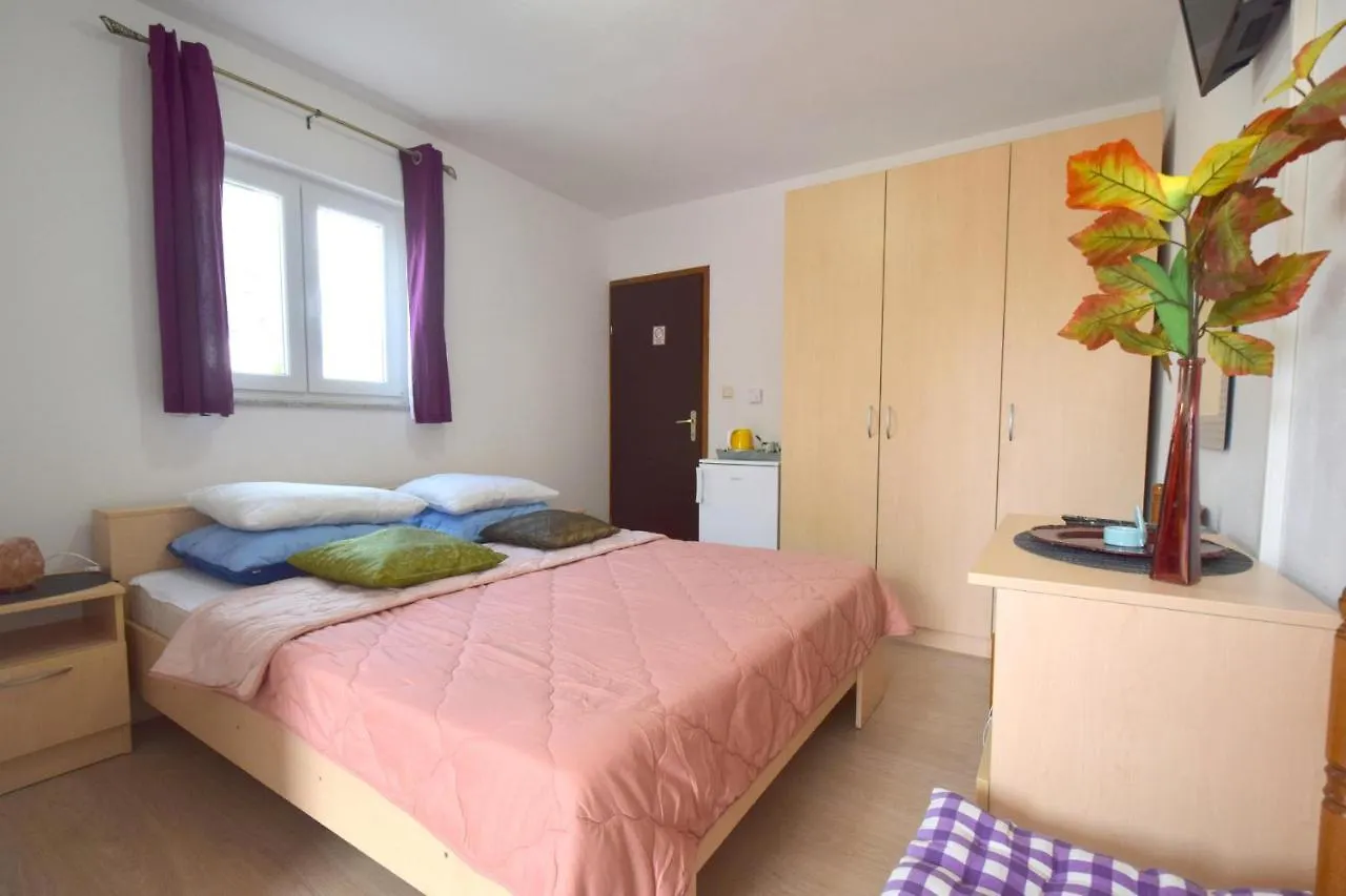 Apartments And Rooms Letizia Dobrinj Casa vacanze
