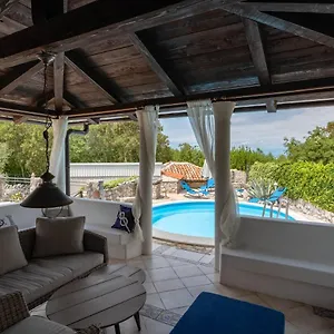  Villa Nana With A Swimming Pool